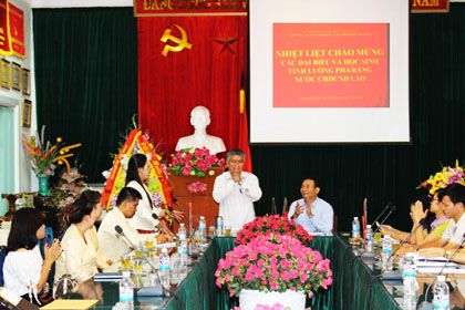 Đoàn cán bộ lãnh đạp sở Giáo dục-Thể thao tỉnh Luông-Pha-Băng nước CHDCND Lào thăm nhà trường và đưa học sinh sang nhập học.